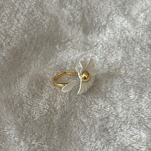 White Daisy Flower Ring